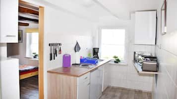 Condo estándar (Apartment 5) | Cocina privada | Refrigerador con congelador, microondas, horno y parrilla de estufa