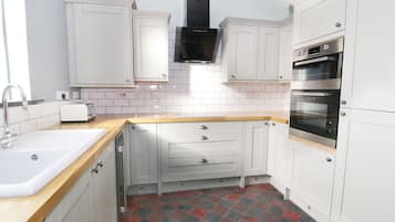 Cottage | Private kitchen | Microwave, stovetop, dishwasher, cookware/dishes/utensils