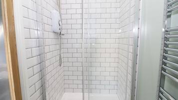 Cottage | Bathroom | Shower, hair dryer