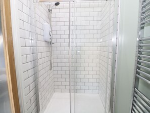 Cottage | Bathroom | Shower, hair dryer