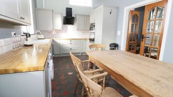 Cottage | Private kitchen | Microwave, stovetop, dishwasher, cookware/dishes/utensils