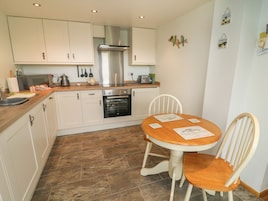 Cottage | Private kitchen | Fridge, microwave, stovetop, dishwasher
