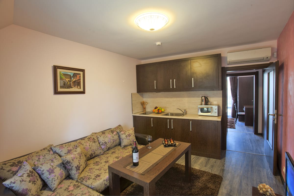 standard studio | living room | flat-screen tv