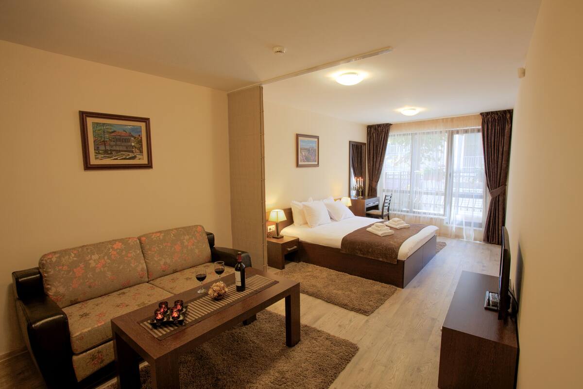 Deluxe Double Room | Living room