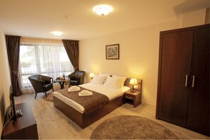 Deluxe Double Room | Living area | Flat-screen TV - Old Plovdiv House (Plovdiv)