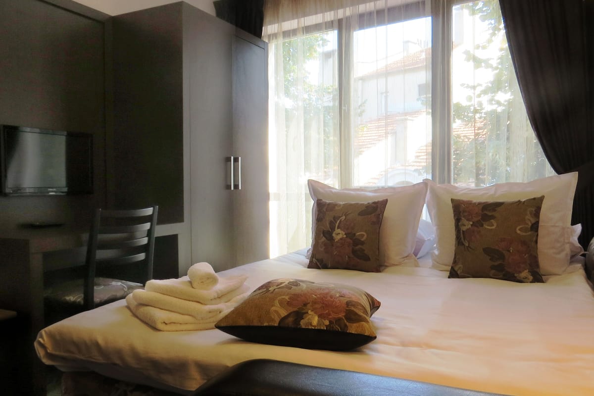 standard double room | 1 bedroom, minibar, desk, soundproofing