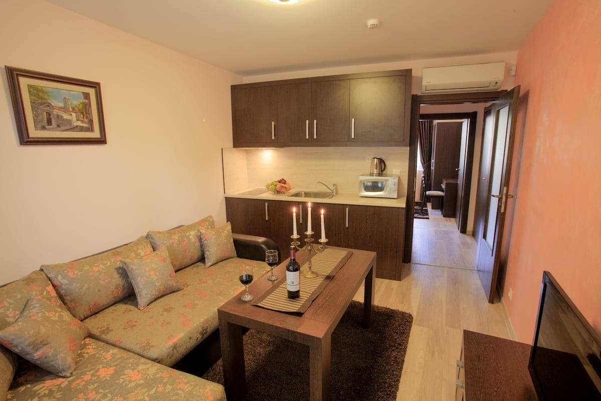 standard studio | private kitchen | fridge, microwave, stovetop, electric kettle