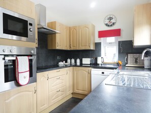 Cottage | Private kitchen | Dishwasher, cookware/dishes/utensils