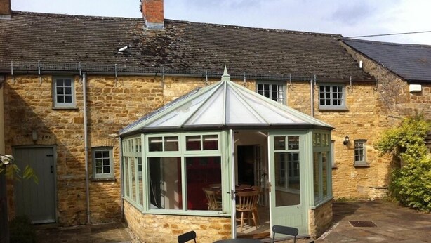A stone house with a conservatory. - Keen Cottage (Chipping Norton)