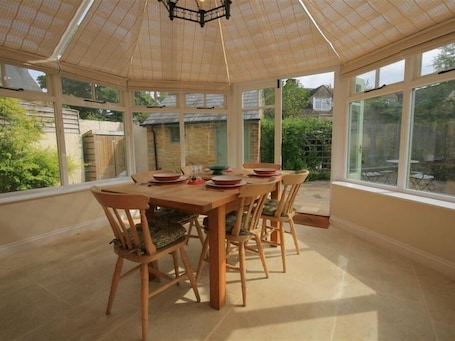 Cottage | Private kitchen | Dishwasher, cookware/dishes/utensils