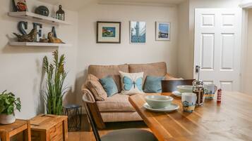 Cottage | Woonkamer | Televisie