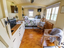 Refrigerador, microondas, placa de cocina, utensilios de cocina