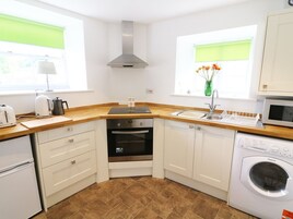 Casa de campo | Cocina privada | Microondas, placa de cocina, trona infantil y utensilios de cocina