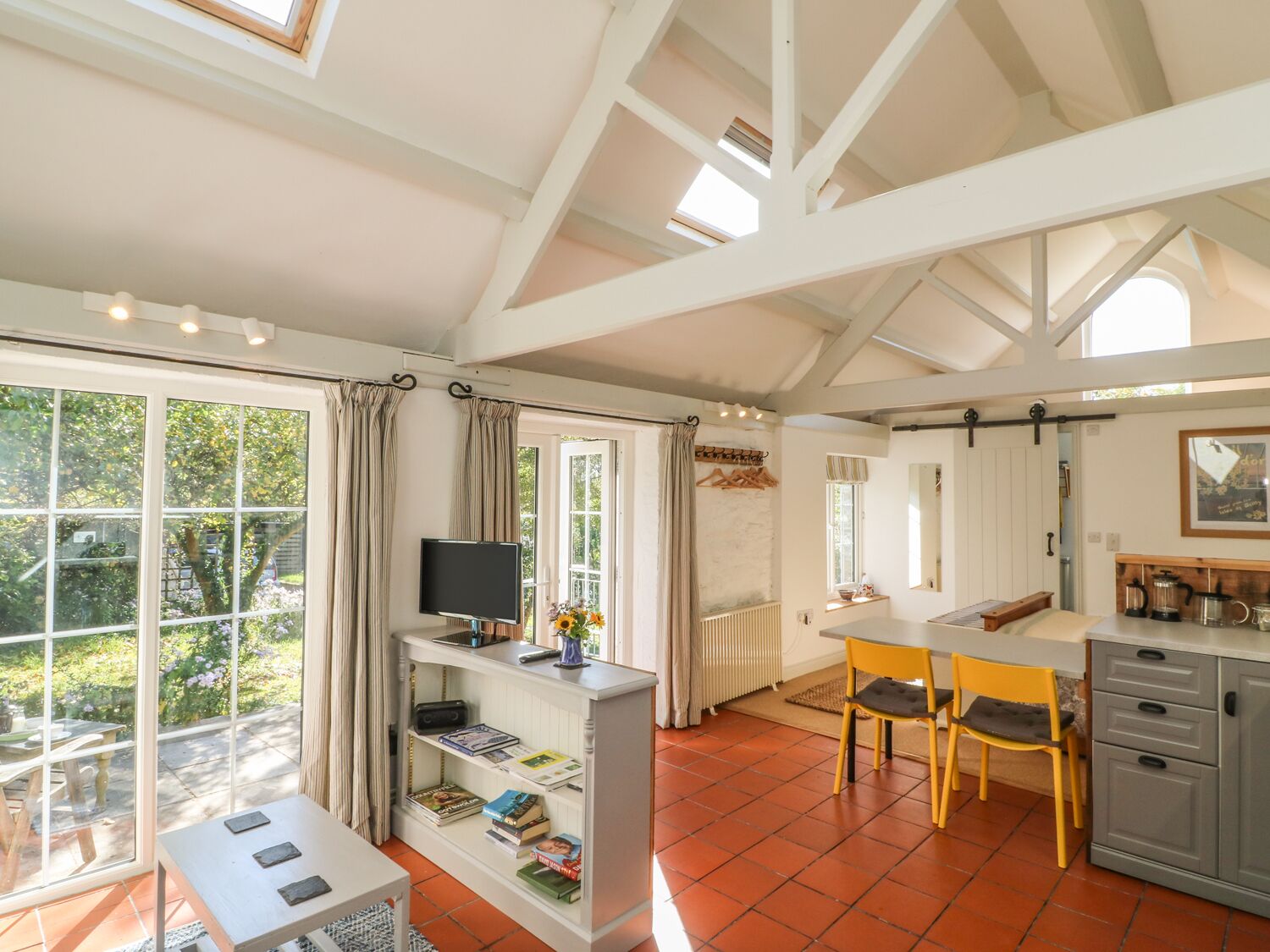 Cottage | Private kitchen | Microwave, stovetop, cookware/dishes/utensils