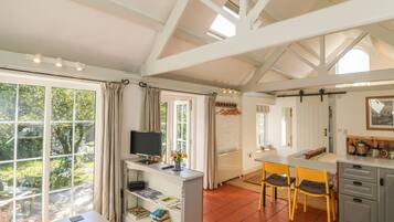 Cottage | Private kitchen | Microwave, stovetop, cookware/dishes/utensils