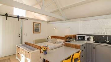 Cottage | 1 bedroom, individually decorated, individually furnished, free WiFi