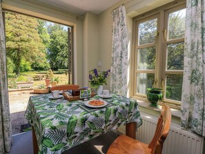 Cottage | Dining