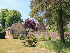 Cottage | Outdoor dining