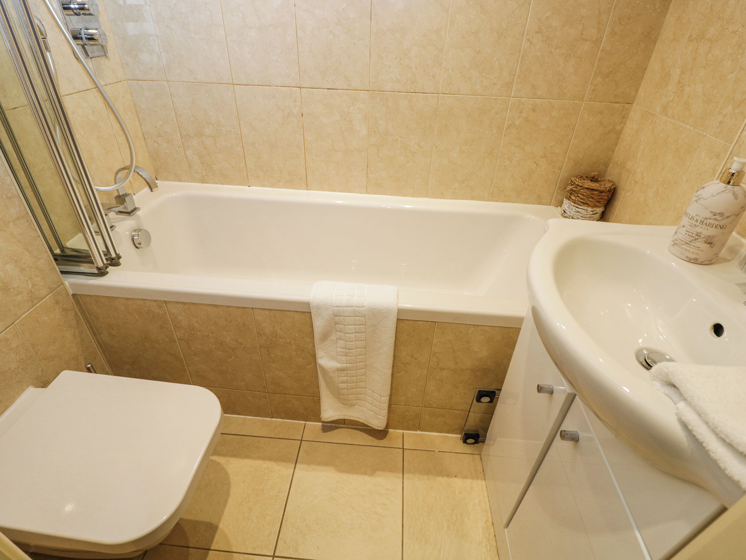 Un baño con bañera, inodoro y lavamanos.