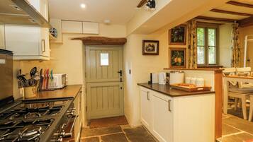 Cottage | Private kitchen | Fridge, dishwasher, cookware/dishes/utensils