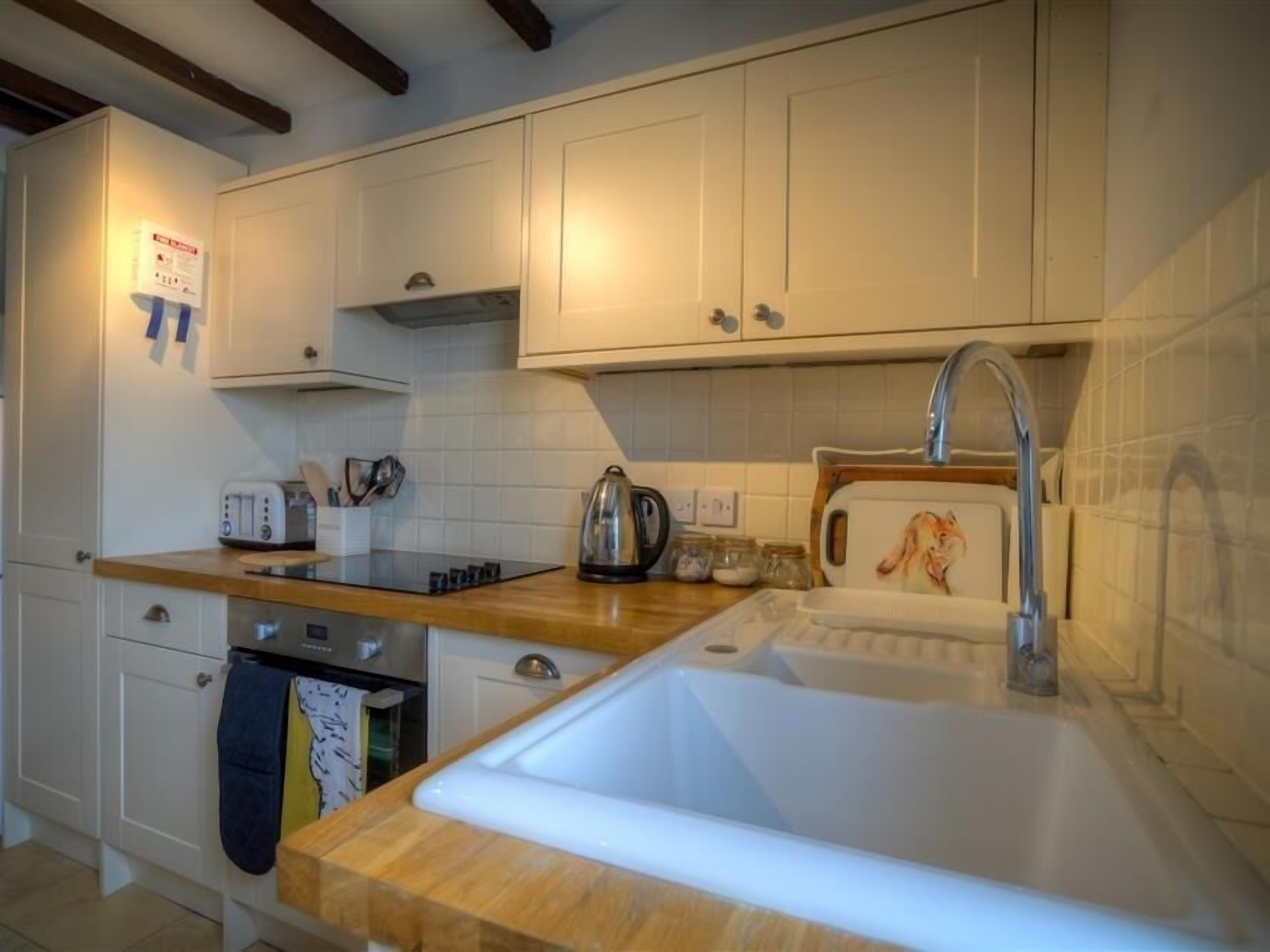 Cottage | Private kitchen | Fridge, microwave, stovetop, dishwasher