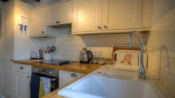 Cottage | Private kitchen | Fridge, microwave, stovetop, dishwasher