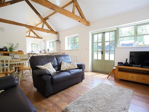 村舍 | 客厅 | 电视、DVD 播放器