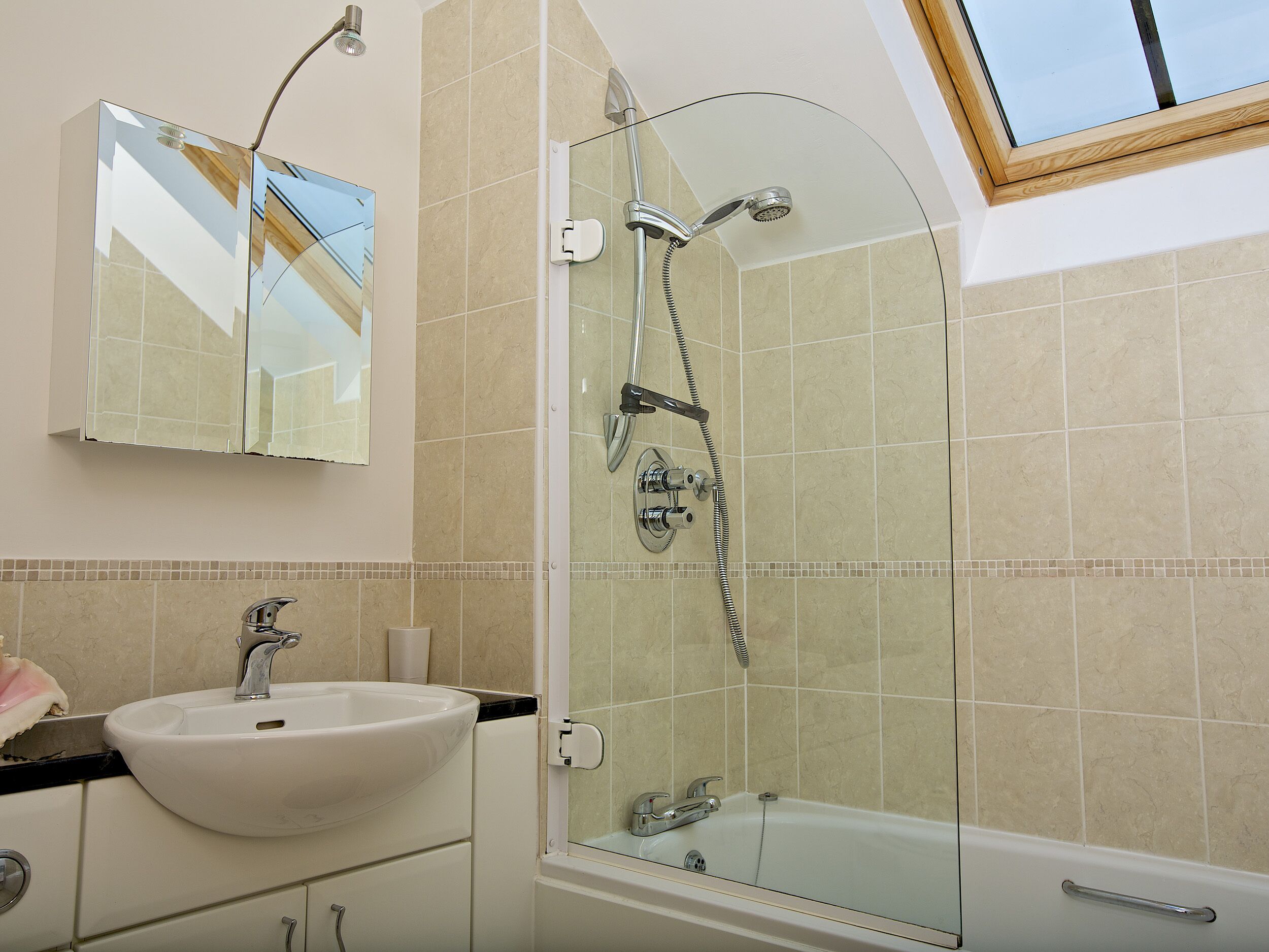 Ferienhaus | Badezimmer | Dusche, Toilettenpapier