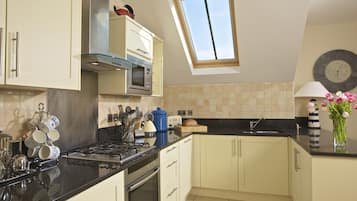 Cottage | Private kitchen | Fridge, dishwasher, cookware/dishes/utensils