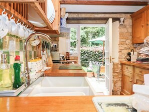 Frigorífico, microondas, placa de cocina y lavavajillas