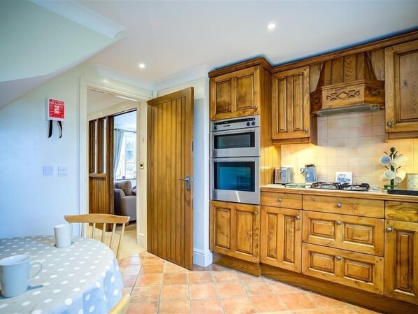 Enjoy cooking in this well-equipped kitchen with an oven and gas stove.