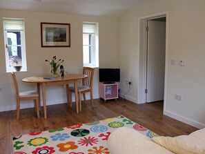 Cottage | 1 bedroom, individually decorated, individually furnished, free WiFi - The Tractor Shed (Salisbury)