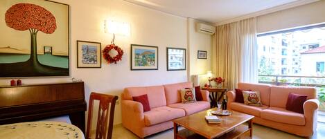 Departamento, 3 habitaciones, vista a la ciudad | Área de sala de estar | Televisión de pantalla plana y reproductor de DVD