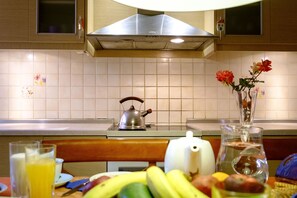 Lejlighed - 3 soveværelser - byudsigt | Privat køkken | Køleskab/fryser i fuld størrelse, mikrobølgeovn, ovn, kogeplade