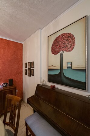 Appartement, 3 chambres, vue sur la ville | Salle de séjour | Téléviseur à écran plat, lecteur de DVD