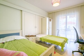Appartement, 3 chambres, vue sur la ville | 3 chambres, fer et planche à repasser, lit de bébé (gratuit)