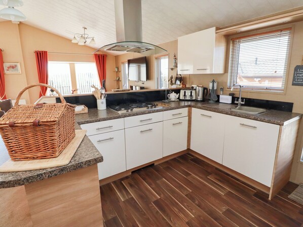 Cottage | Private kitchen | Fridge, microwave, stovetop, electric kettle - Percy Wood Country Park (Morpeth)