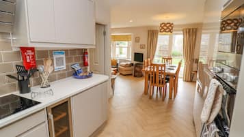 Cottage | Private kitchen | Fridge, oven, stovetop, dishwasher
