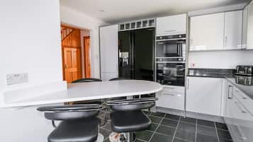 Cottage | Private kitchen | Stovetop, dishwasher, highchair, cookware/dishes/utensils