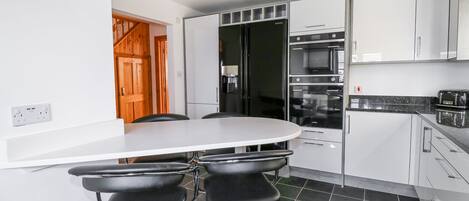 Casa de campo | Cocina privada | Placa de cocina, lavavajillas, trona infantil y utensilios de cocina