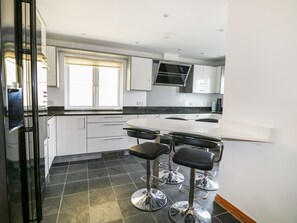 Cottage | Private kitchen | Stovetop, dishwasher, high chair, cookware/dishes/utensils - Jacks Mews (Tintagel)