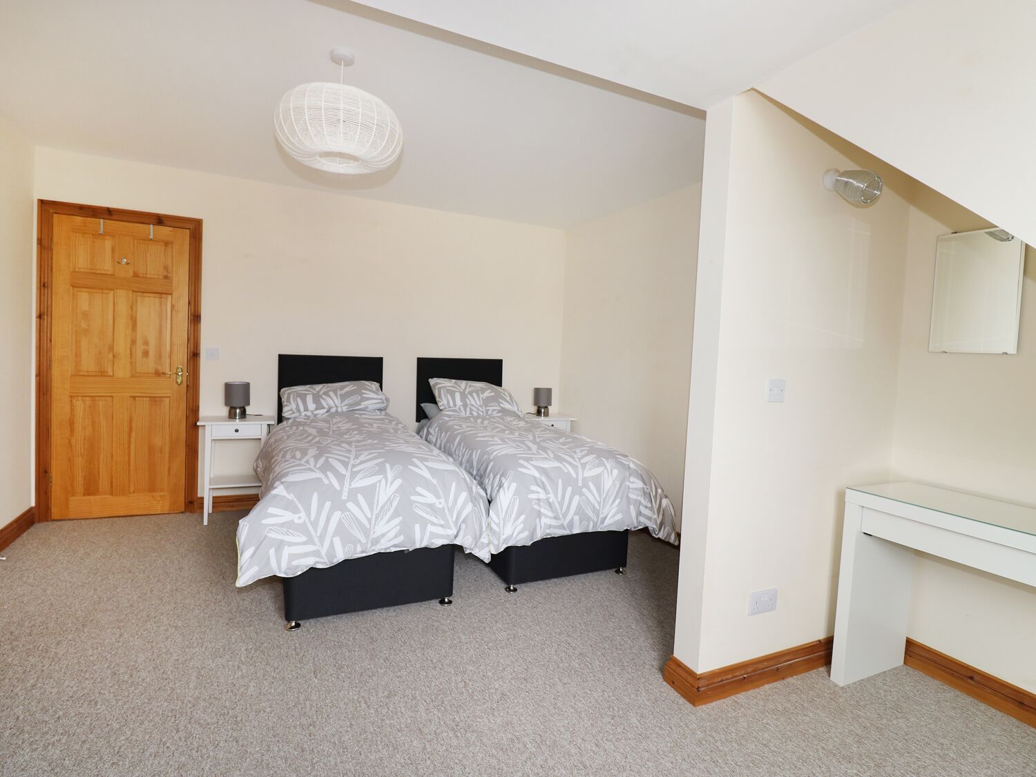 3 habitaciones, decoración personalizada y muebles diferentes 