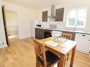 Cottage | Private kitchen | Microwave, stovetop, dishwasher, cookware/dishes/utensils