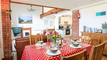 Cottage | Private kitchen | Microwave, stovetop, dishwasher, high chair