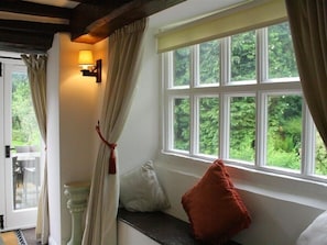 Cottage | Interior - Tumbledown (Broadway)