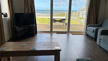 Cottage | Living area | TV