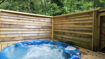 Cottage | Outdoor spa tub