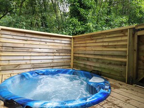 Cottage | Outdoor spa tub - 2 Stonerush Valley (Looe)