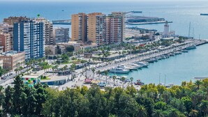 A coastal cityscape with a marina, high-rise buildings, and a promenade lined with palm trees. - Very bright apartment in the historic center - MALAMA B2  (Málaga)
