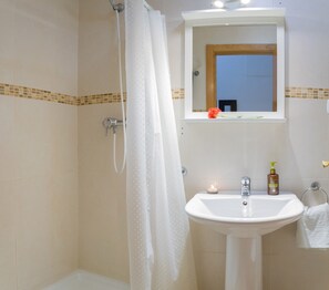 Douche, sèche-cheveux, serviettes fournies, shampoing